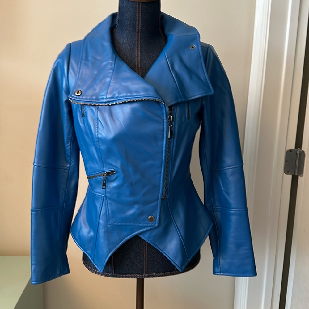 Really nice jacket to wear different ways!